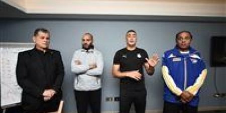 أوسكار رويز يحاضر مدربى حراس المرمى حول أبرز الحالات التحكيمية.. صور