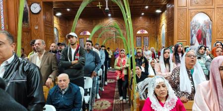 "تيجان وصلبان من السعف والزيّ الملوكي".. بهجة أحد الشعانين تزين كنيسة الأنبا بيشوي ببورسعيد