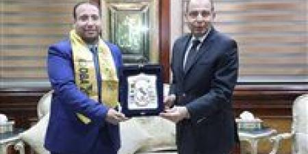 فى
نهج
جديد..
محافظ
المنيا
يُكرم
مدير
التخطيط
والمتابعة
لحصوله
على
الدكتوراه