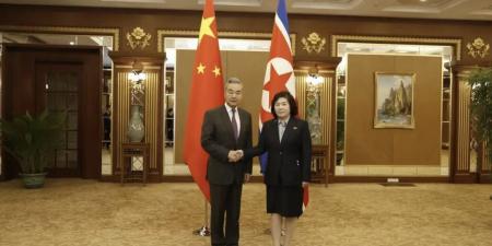 «ختام زيارة وزير خارجية الصين لكوريا الشمالية».. إلي أين تتجه العلاقات بين بكين وبيونج يانج؟