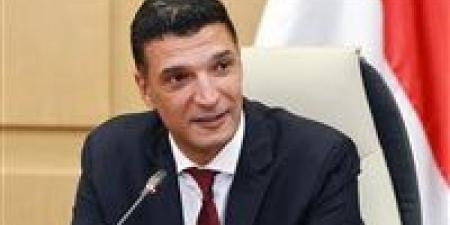 وزير
الصناعة
يعيد
تنظيم
تراخيص
الأنشطة
خارج
المناطق
الصناعية
لتيسير
الإجراءات
على
المستثمرين