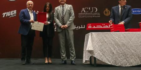 هاني
      أبو
      ريدة
      رئيس
      الاتحاد
      المصري
      لكرة
      القدم
      يسلم
      الشارة
      الدولية
      للحكام