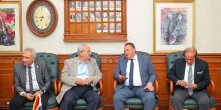 نقيب
      المهندسين
      يبحث
      مع
      وفد
      “آشري-
      القاهرة”
      تعزيز
      التعاون
      وتأهيل
      المهندسين
      وفق
      المعايير
      الدولية