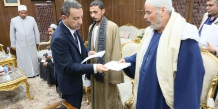 بالصور..
محافظ
المنوفية
يسلم
تعويضات
مالية
لأسر
ضحايا
طنوب