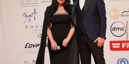 تفاجأت
إن
المحامية
بتاعته
لابسة
لبسي..
زوجة
محمود
حجازي
تحرر
محضر
جديد
ضده
بتهمة
تبديد
ممتلكاتها