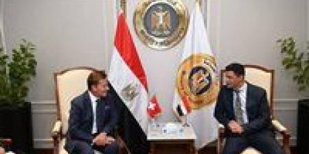 وزير
      الصناعة:
      شراكات
      صناعية
      مع
      سويسرا
      تشمل
      الدواء
      والغذاء
      والطاقة
      النظيفة