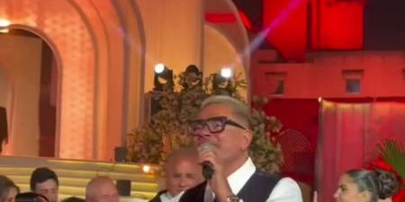 زفاف
      ابنة
      محمد
      السعدي..
      عمرو
      دياب
      يشعل
      الأجواء
      بأغنية
      خطفوني