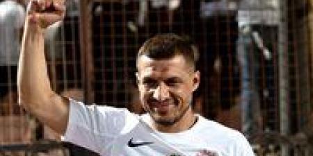 “لكل
      بداية
      نهاية”..
      طارق
      حامد
      نجم
      الزمالك
      السابق
      يعلن
      إعتزاله
      كرة
      القدم
      ويودع
      الملاعب