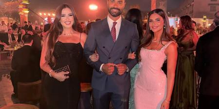 ياسمين
      عبد
      العزيز
      تنشر
      صورة
      لها
      رفقة
      كريم
      فهمي
      وزوجته..
      وتعلق:
      طب
      ايه
      الدنيا