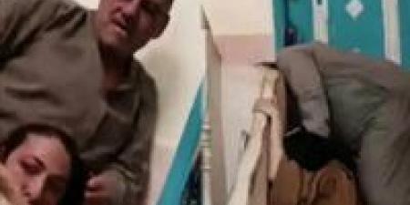 الأمن
      يفحص
      فيديو
      تعدي
      مسن
      على
      سيدة
      بسبب
      مسكن
      حضانة