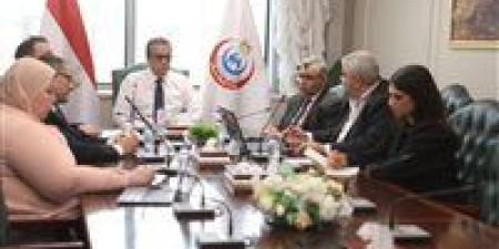 وزير
      الصحة
      يراجع
      المقترح
      النهائي
      للمنصة
      الرقمية
      الداخلية
      لمتابعة
      المشروعات
      القومية