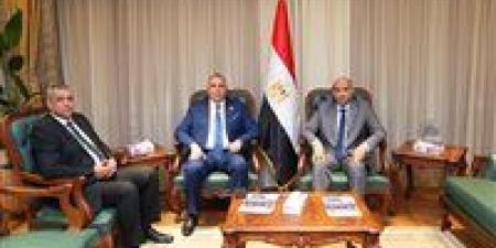 وزير
      العمل
      يبحث
      مع
      نقيب
      المحامين
      قانون
      العمل
      الجديد
      وتطوير
      بيئة
      العمل