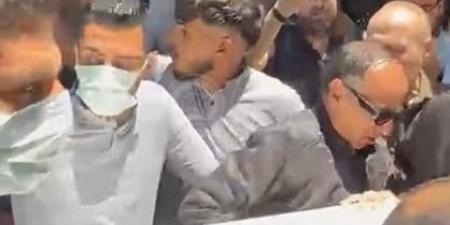 وصول
      جثمان
      والد
      منة
      شلبي
      لبدء
      مراسم
      الجنازة..
      فيديو