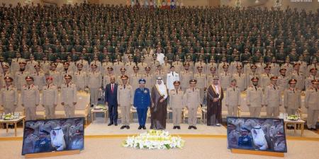 نائب وزير الدفاع يرعى تخريج الدفعة 84 من طلبة كلية الملك عبدالعزيز الحربية