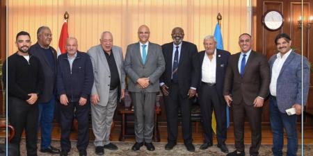 محافظ
      الإسكندرية
      يستقبل
      عادل
      فهيم
      لإعلان
      عن
      بطولة
      إفريقيا
      للياقة
      البدنية