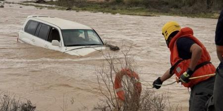 الدفاع المدني بالقصيم ينقذ محتجزين في سيل ويضبط قائد مركبة لمخالفة المجازفة