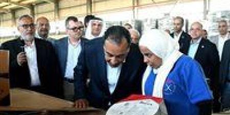 رئيس
      الوزراء
      يفتتح
      مصنع
      شركة
      "بوريكس
      للزجاج
      المحدودة"
      بمنطقة
      السخنة
      الصناعية