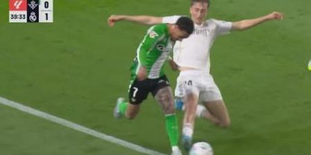 ريال
      بتيس
      ضد
      الريال..
      ملخص
      اهداف
      ونتيجه
      مباراة
      ريال
      مدريد
      وريال
      بيتيس
      في
      الدوري
      الإسباني
      بعد
      مرور
      40
      دقيقة