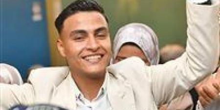 أسرة
      الشاب
      عثر
      على
      جثمانه
      بالزقازيق
      :
      خرج
      مساء
      الخميس
      الماضي
      لفرح
      صديقه
      ولم
      يعد