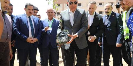 محافظ
      المنيا
      يشارك
      في
      زراعة
      500
      شجرة
      بمجمع
      مدارس
      مغاغة