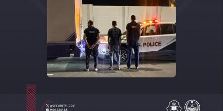 أمن الحج يضبط مقيماً حاول تهريب مخالفين إلى مكة عبر مخابئ سرية داخل مركبة دون تصريح