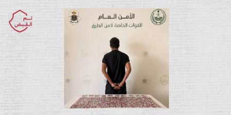 أمن الطرق بمكة يضبط مروجًا بحوزته 1200 قرص خاضع لتنظيم التداول الطبي داخل مركبته