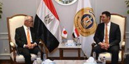 وزير
      الصناعة
      يبحث
      مع
      سفير
      اليابان
      بالقاهرة
      الاستثمارات
      اليابانية
      المقامة
      في
      مصر
