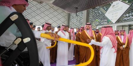 أمير المدينة يتفقد محطة قطار الحرمين وجاهزية صحية في مطار جدة