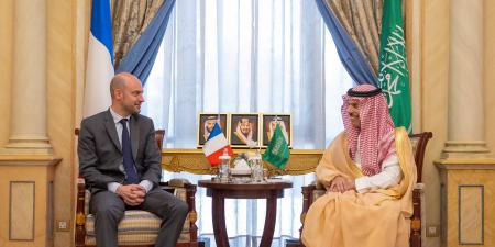 وزير الخارجية السعودي يبحث مع نظيره الفرنسي تعزيز العلاقات والتطورات الإقليمية والدولية