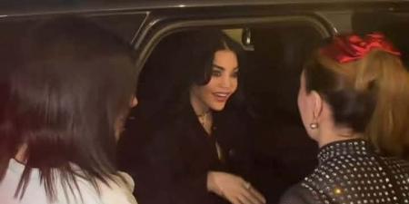 هيفاء
      وهبي
      تصل
      القاهرة
      لإحياء
      حفلها
      الغنائي
      بعد
      انتهاء
      أزمتها
      مع
      نقابة
      الموسيقيين