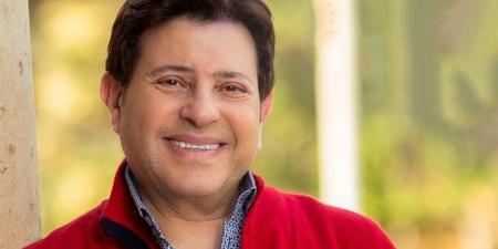 هل
      كان
      هاني
      شاكر
      يضع
      “زمّارة”
      في
      حنجرته
      لتقليد
      العندليب؟..
      القصة
      الكاملة