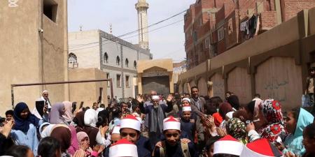 “لبيك
      اللهم
      لبيك”..
      طلاب
      الأزهر
      يصنعون
      ممرًا
      شرفيًا
      مهيبًا
      لتكريم
      “أمين
      المعهد”
      ببني
      سويف
      لبلوغه
      سن
      المعاش