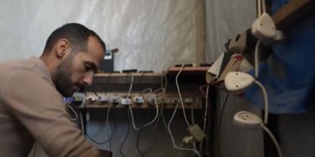بـ«لوح شمسي واحد».. كيف أنقذت «خيمة محمد» للشحن مئات الفلسطينيين من العزلة في غزة؟