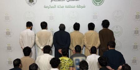 شرطة مكة تضبط 18 مخالفًا لتورطهم في تزوير الإقامات وتصاريح الحج