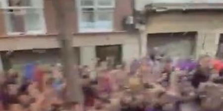 برشلونة
      ضد
      الريال..
      حافلة
      ريال
      مدريد
      تتعرض
      لاعتداء
      جماهيري
      قبل
      مباراة
      برشلونة