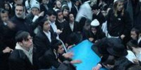 حرب
      "الرسائل
      النصية":
      طهران
      تخترق
      الهواتف
      الإسرائيلية
      وشبح
      "حنظلة"
      يطارد
      رؤوس
      الاستخبارات