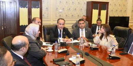 أسامة
      مدكور:
      قروض
      الشركات
      متناهية
      الصغر
      لم
      تعد
      دعمًا
      للمواطن...
      بل
      عبئًا
      يهدد
      استقرار
      الأسر