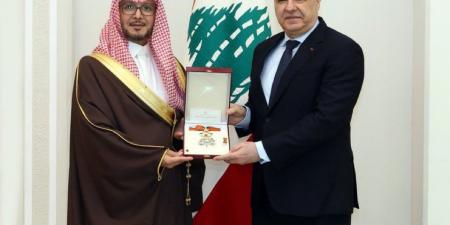 الرئيس اللبناني يقلّد السفير السعودي وليد بخاري وسام الأرز الوطني تقديرًا لجهوده الدبلوماسية