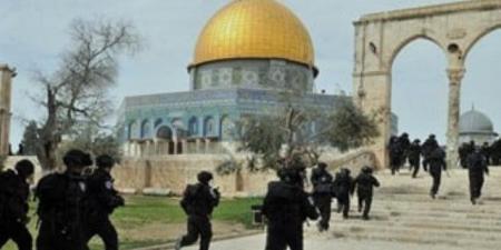 عشرات المستوطنين يقتحمون باحات المسجد الأقصى وسط حماية قوات الاحتلال
