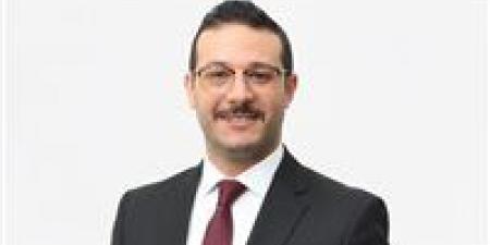 طاهر
      أبو
      زيد
      يكتب:
      من
      يمثل
      مهن
      المستقبل
      وينظمها؟
