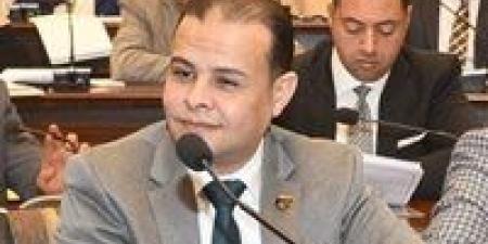مدحت
      الكمار:
      توجه
      الدولة
      لتوطين
      صناعة
      السيارات
      خطوة
      استراتيجية
      تعزز
      الاقتصاد
      وتدعم
      التحول
      الصناعي
