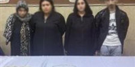 4
      سيدات
      ضمن
      المتهمين..
      سقوط
      تشكيلين
      عصابيين
      لسرقة
      الذهب
      والمساكن
      بالقاهرة