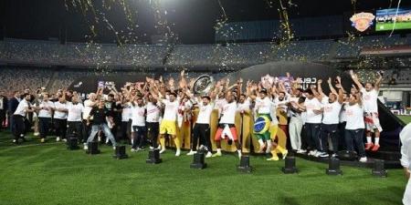 احتفالات
صاخبة
لجماهير
الزمالك
بعد
التتويج
بلقب
الدوري
المصري
الـ15