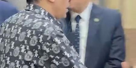مصطفى
      كامل
      يساند
      هاني
      عبد
      الكريم
      في
      عزاء
      والده
      بمسجد
      الحامدية
      الشاذلية