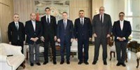 وزيرا
      الشباب
      والتعليم
      العالي
      يبحثان
      تطوير
      الرياضة
      الجامعية
      بحضور
      ياسر
      إدريس