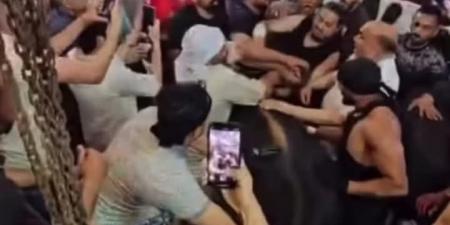 اقلب
      وادبـ
      ـح..
      أحمد
      العوضي
      يشارك
      في
      أضحية
      العيد
      وسط
      هتافات
      أهالي
      منطقته