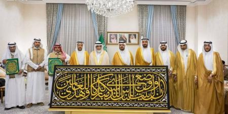 نيابةً عن خادم الحرمين الشريفين.. نائب أمير منطقة مكة المكرمة يُسلّم كسوة الكعبة المشرفة لسدنة بيت الله الحرام