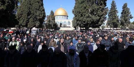 نحو 65 ألف فلسطيني يؤدون صلاة الجمعة بالمسجد الأقصى وسط إجراءات مشددة من الاحتلال