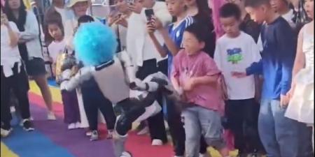 بالفيديو| روبوت يركل طفلاً في بطنه خلال عرض في الصين