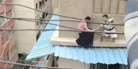 فيديو يحبس الأنفاس.. مصري ينقذ سودانية قبل انتحارها من الطابق الرابع بالقاهرة